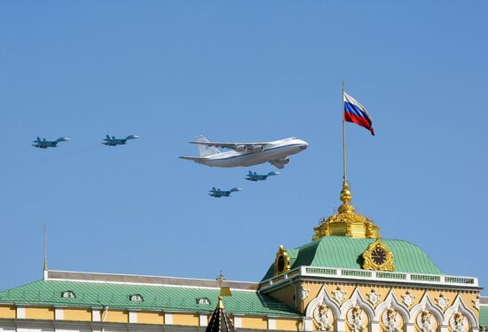 Warplanes take part in Victory Day parade in Moscow