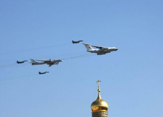 Warplanes take part in Victory Day parade in Moscow