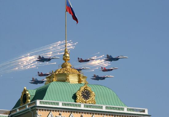 Warplanes take part in Victory Day parade in Moscow