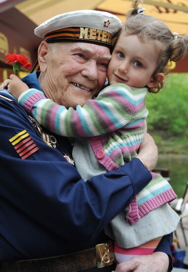 WWII veterans meet in Gorki Park