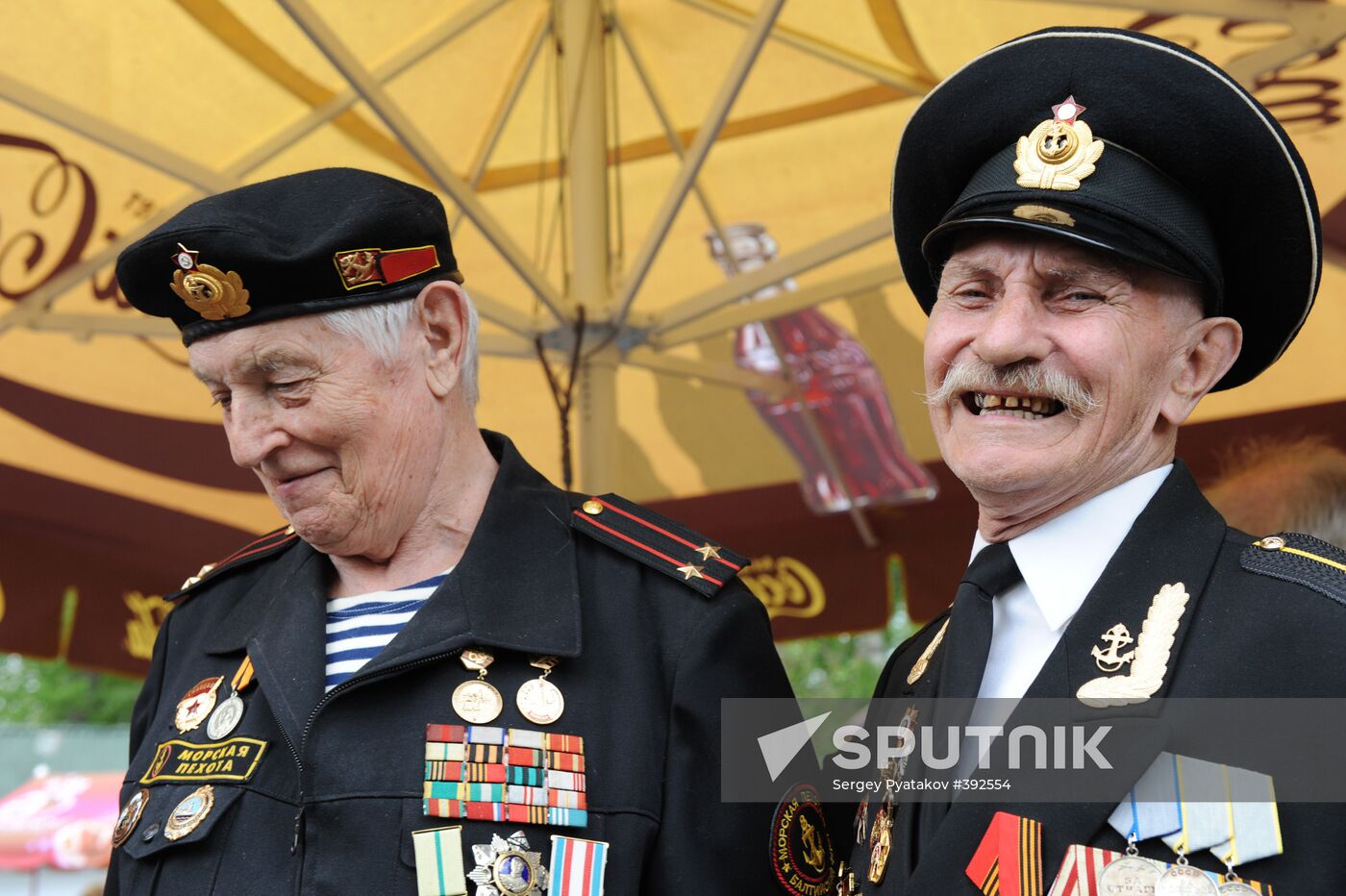 WWII veterans meet in Moscow's Gorky Park