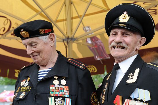 WWII veterans meet in Moscow's Gorky Park
