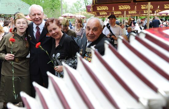 WWII veterans meet in Moscow's Gorky Park