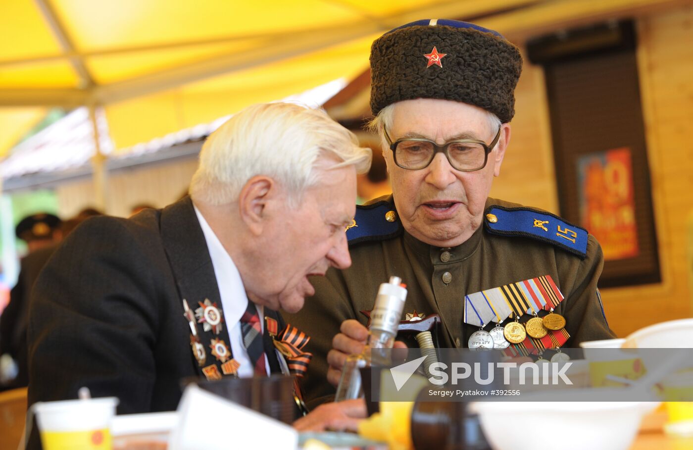 WWII veterans meet in Moscow's Gorky Park
