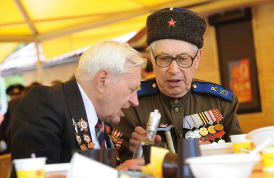 WWII veterans meet in Moscow's Gorky Park
