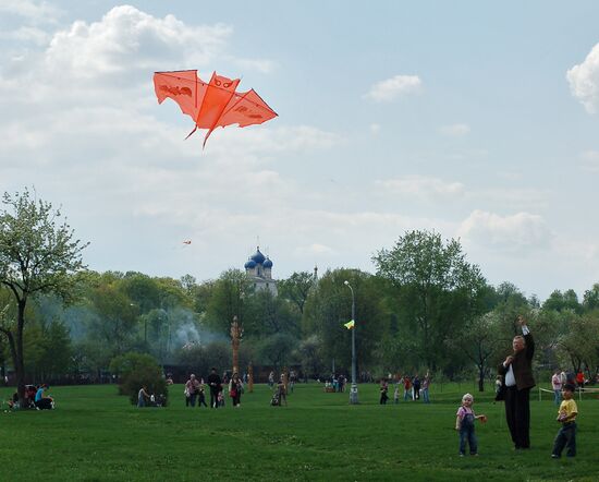 Holiday-makers at Moscow's Kolomenskoye open-air museum