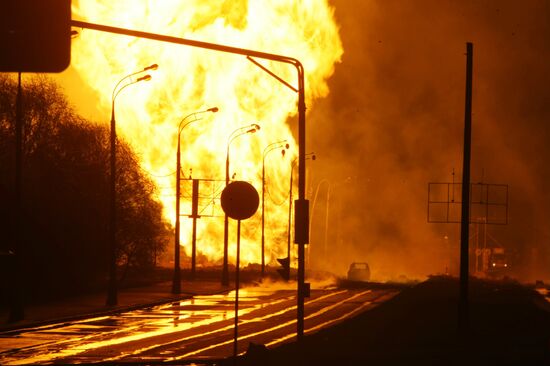 Gas pipe explodes in west Moscow