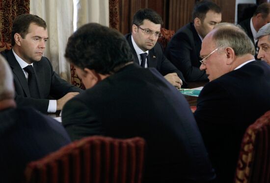 Russian President meets with Communist Party leaders