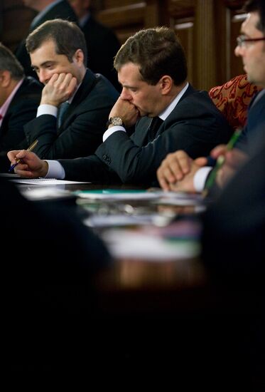 Russian President meets with Communist Party leaders