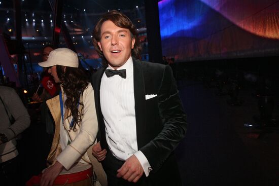 Host Andrey Malakhov. Eurovision 2009. First semifinal qualifier