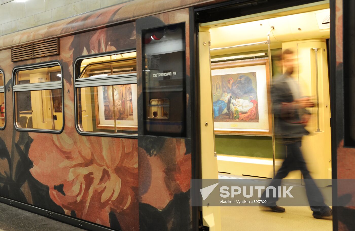 "Aquarelle" subway train with a new gallery set out in Moscow