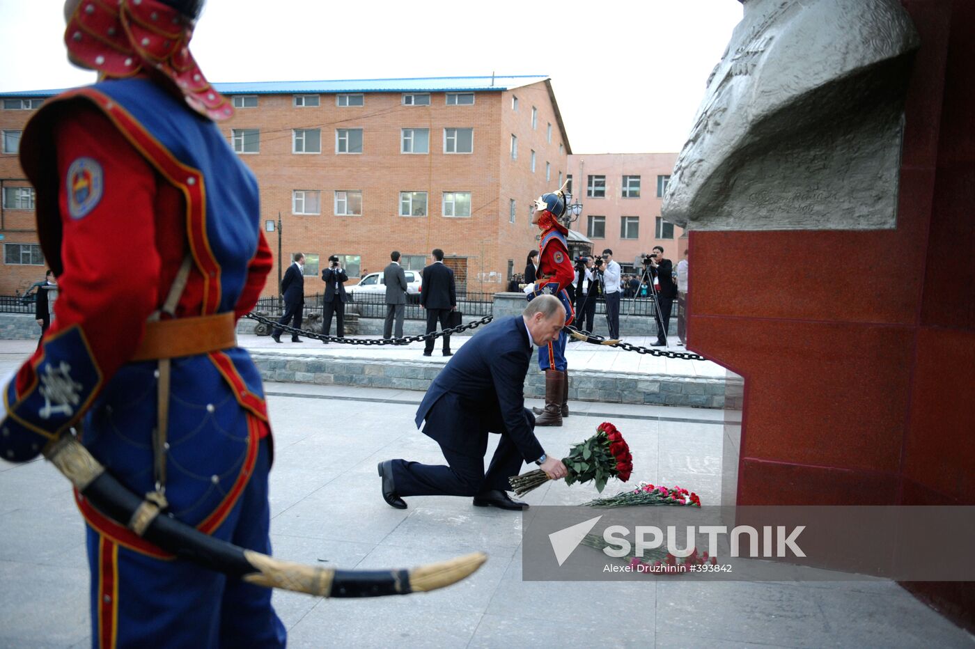 Vladimir Putin lays flowers at monument to Georgy Zhukov