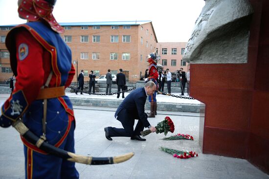 Vladimir Putin lays flowers at monument to Georgy Zhukov