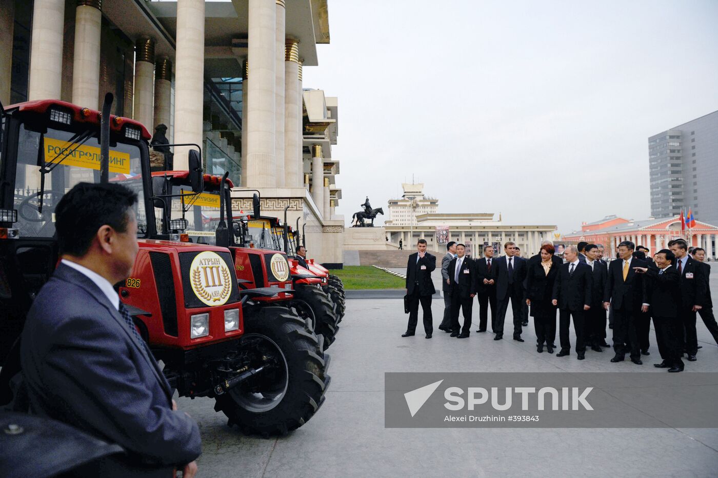 Vladimir Putin visits agricultural equipment exhibition