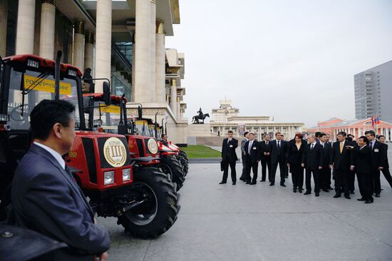 Vladimir Putin visits agricultural equipment exhibition