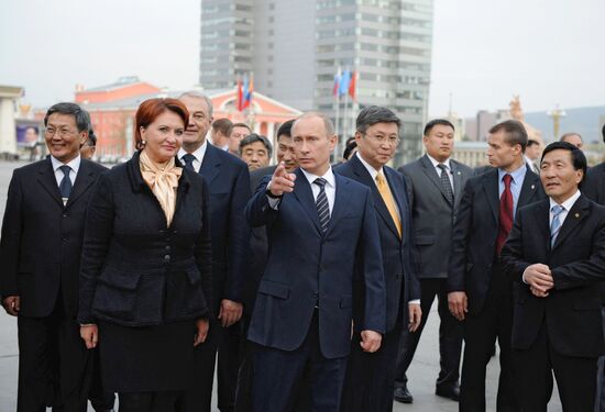 Vladimir Putin visits agricultural equipment exhibition