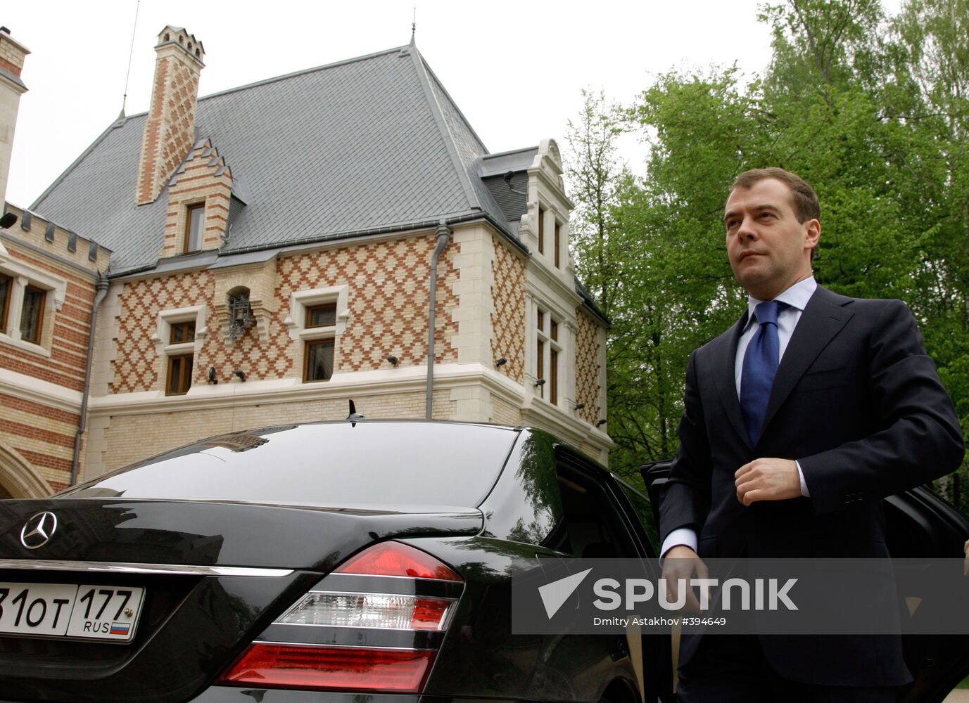 Dmitry Medvedev receives Silvio Berlusconi at Barvikha residence