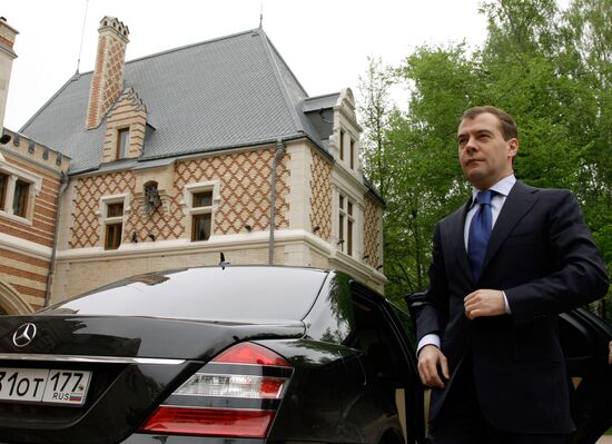 Dmitry Medvedev receives Silvio Berlusconi at Barvikha residence