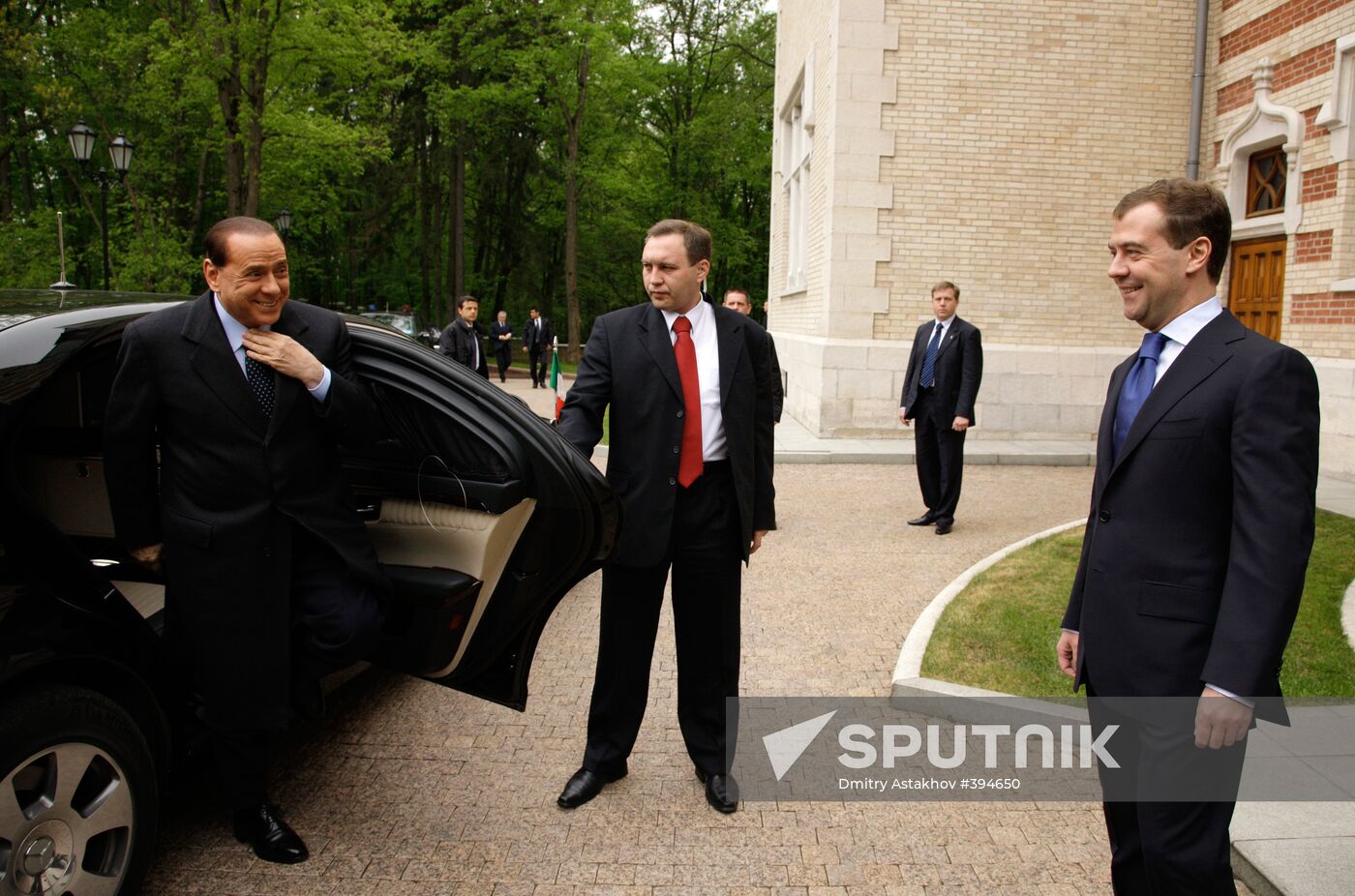 Dmitry Medvedev receives Silvio Berlusconi at Barvikha residence