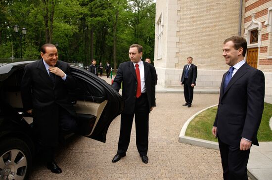 Dmitry Medvedev receives Silvio Berlusconi at Barvikha residence
