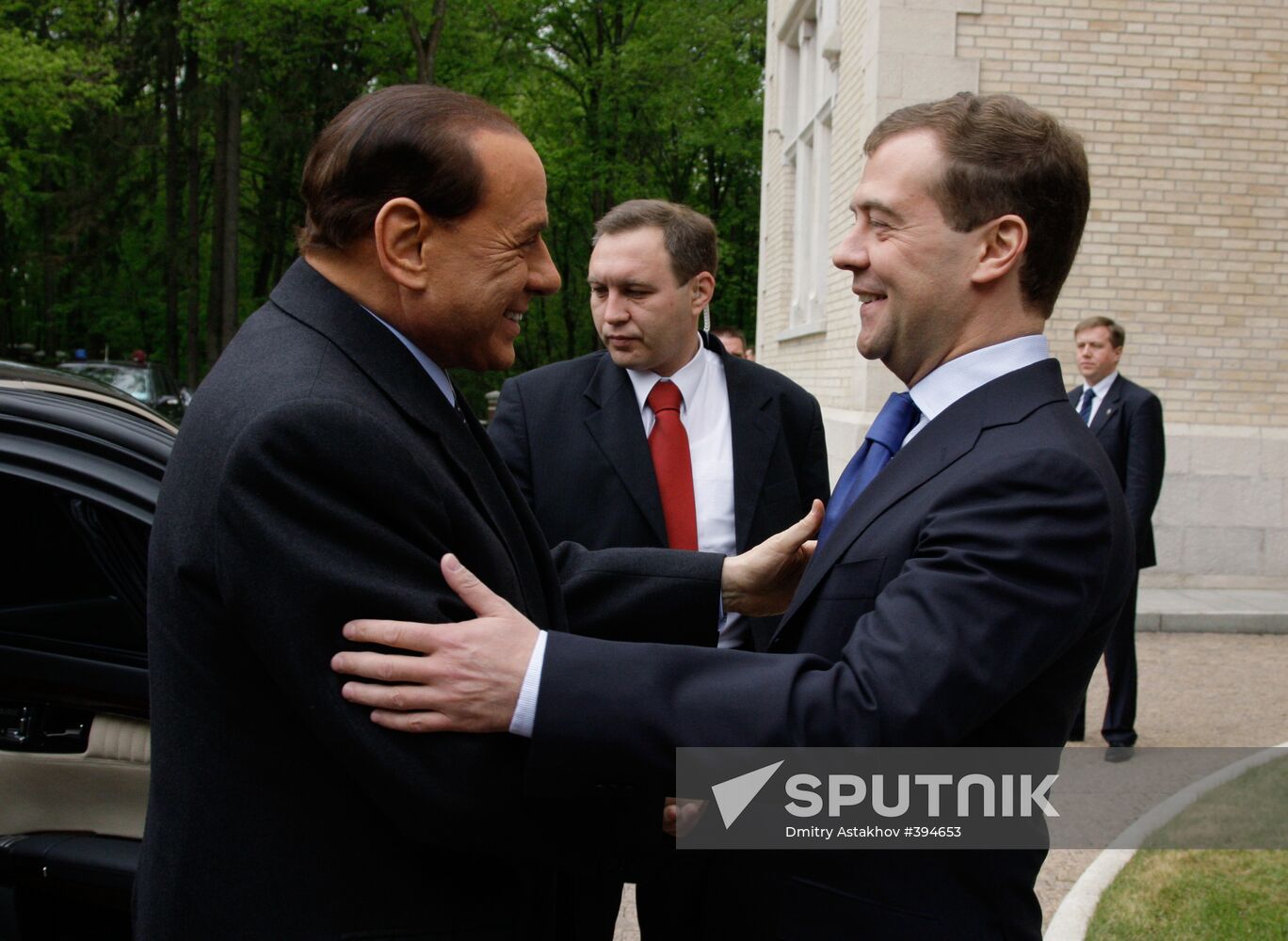 Dmitry Medvedev receives Silvio Berlusconi at Barvikha residence