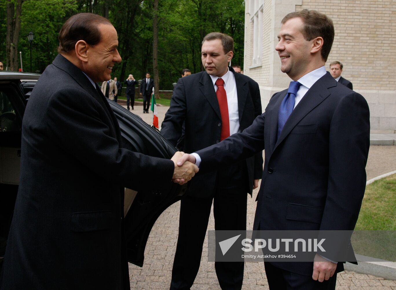Dmitry Medvedev receives Silvio Berlusconi at Barvikha residence