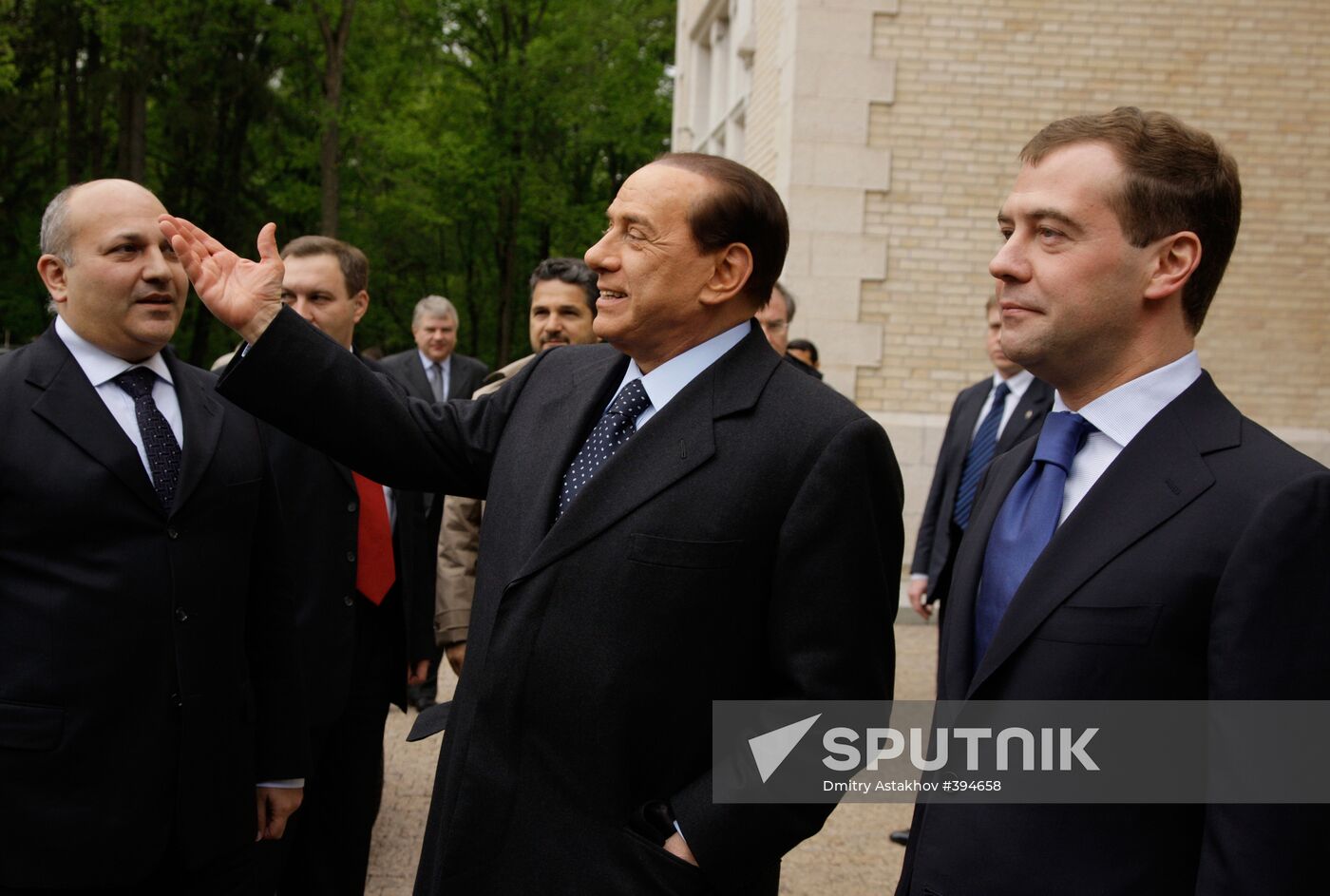 Dmitry Medvedev receives Silvio Berlusconi at Barvikha residence