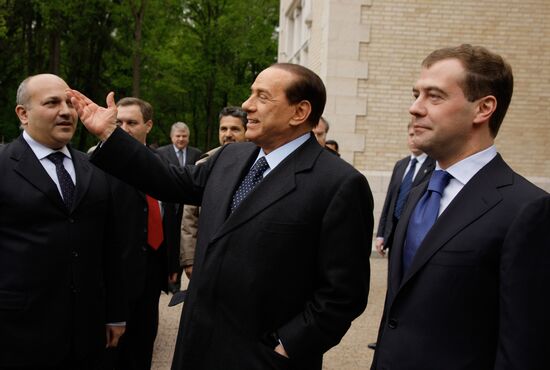 Dmitry Medvedev receives Silvio Berlusconi at Barvikha residence