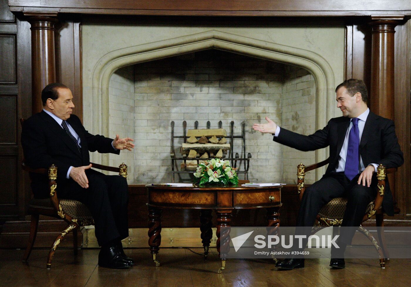 Dmitry Medvedev receives Silvio Berlusconi at Barvikha residence