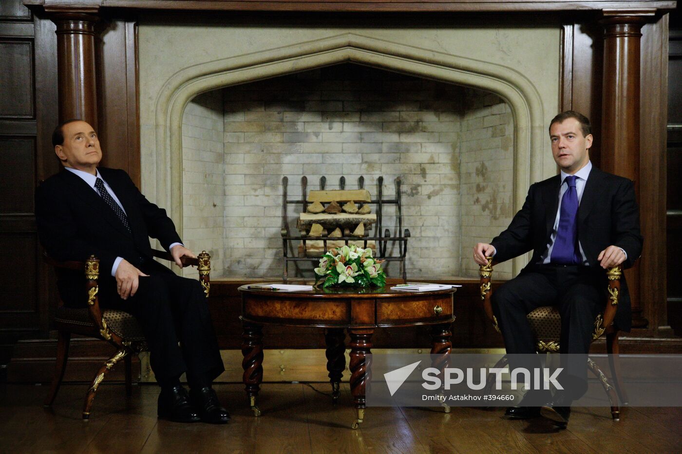Dmitry Medvedev receives Silvio Berlusconi at Barvikha residence