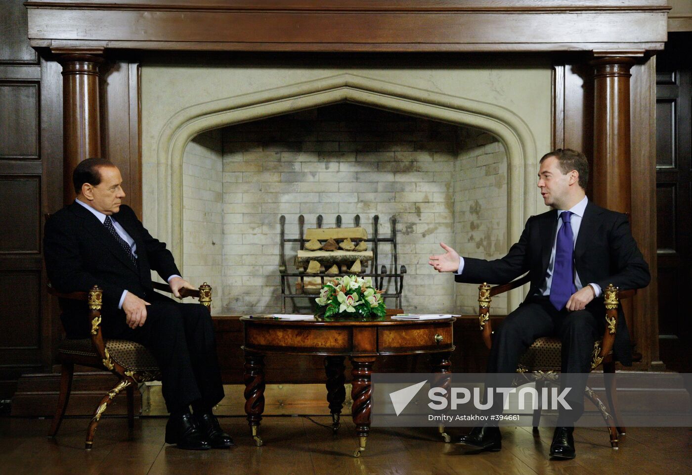Dmitry Medvedev receives Silvio Berlusconi at Barvikha residence