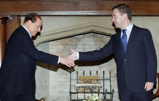 Dmitry Medvedev receives Silvio Berlusconi at Barvikha residence