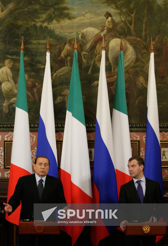 Dmitry Medvedev receives Silvio Berlusconi at Barvikha residence
