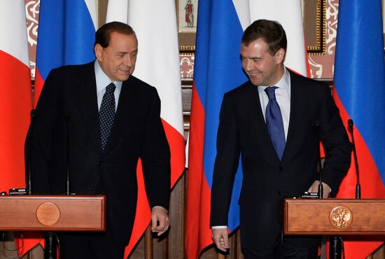 Dmitry Medvedev receives Silvio Berlusconi at Barvikha residence
