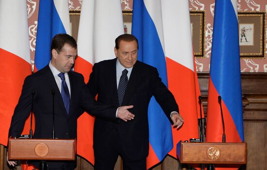 Dmitry Medvedev receives Silvio Berlusconi at Barvikha residence