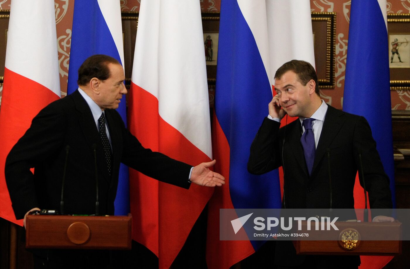 Dmitry Medvedev receives Silvio Berlusconi at Barvikha residence