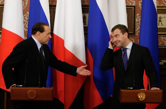 Dmitry Medvedev receives Silvio Berlusconi at Barvikha residence