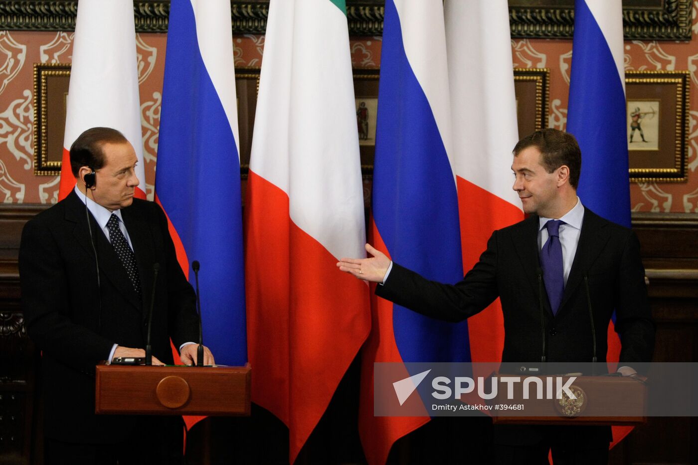 Dmitry Medvedev receives Silvio Berlusconi at Barvikha residence