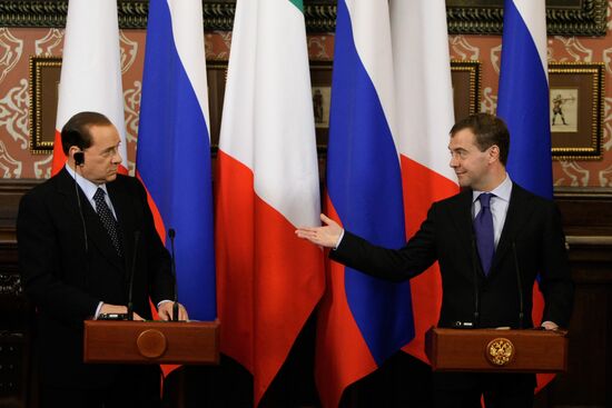 Dmitry Medvedev receives Silvio Berlusconi at Barvikha residence