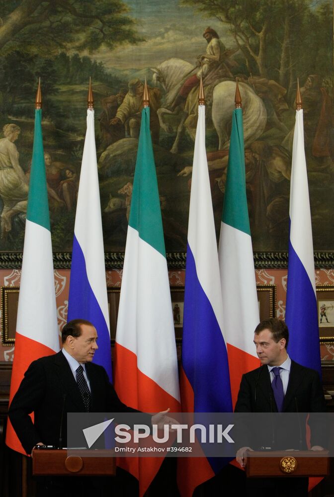 Dmitry Medvedev receives Silvio Berlusconi at Barvikha residence