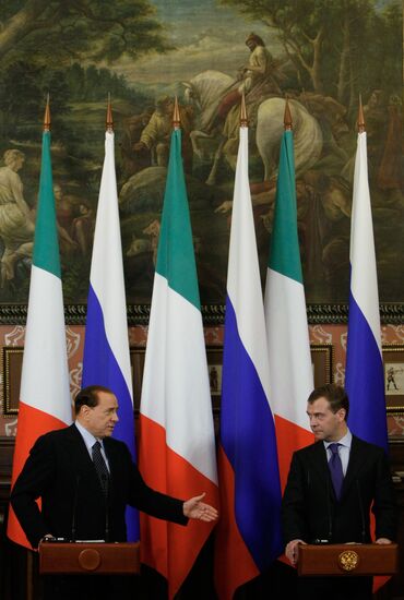 Dmitry Medvedev receives Silvio Berlusconi at Barvikha residence