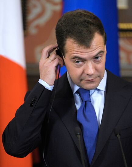 Dmitry Medvedev receives Silvio Berlusconi at Barvikha residence