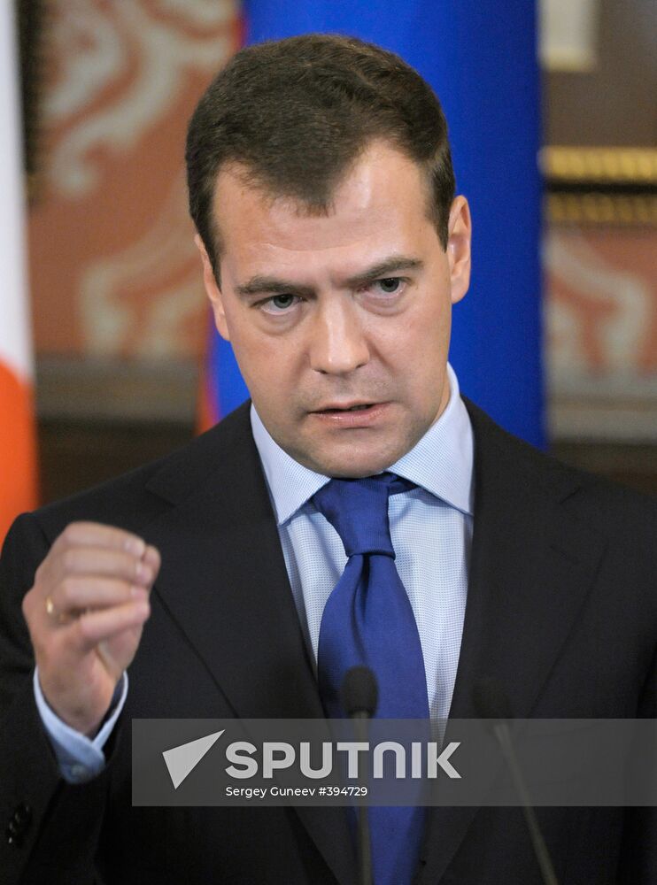 Dmitry Medvedev receives Silvio Berlusconi at Barvikha residence