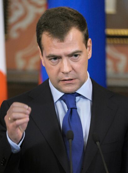Dmitry Medvedev receives Silvio Berlusconi at Barvikha residence
