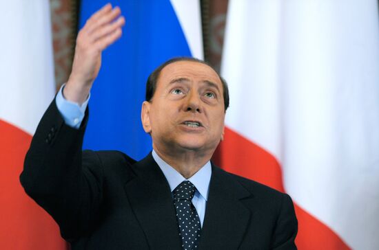 Dmitry Medvedev receives Silvio Berlusconi at Barvikha residence