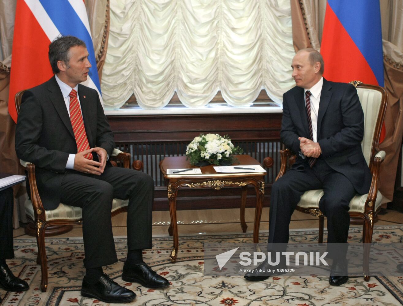 Russian, Norwegian PMs meet