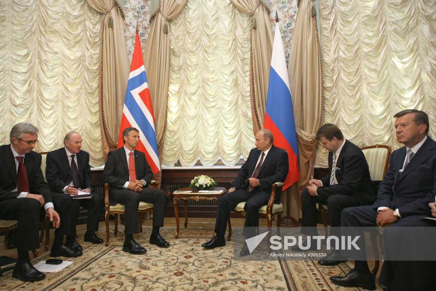 Russian, Norwegian PMs meet