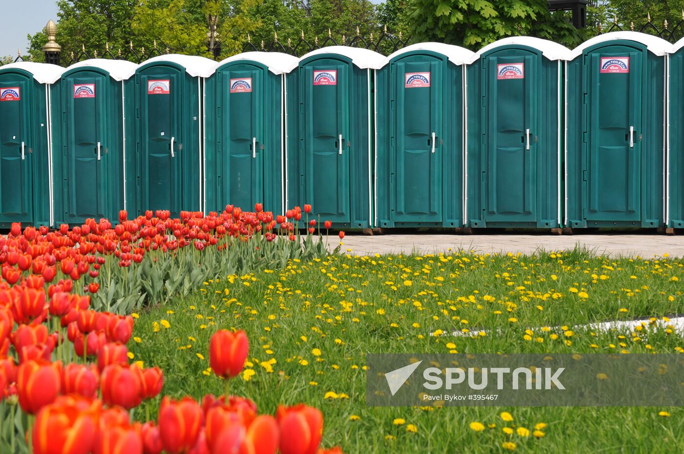 Mobile restroom units in Tsaritsyno