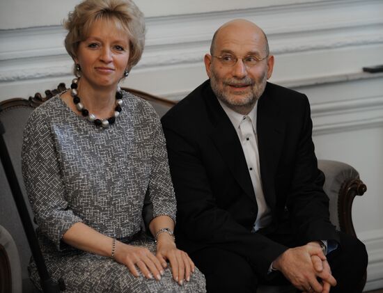 Boris Akunin (Grigory Chkhartishvili) with wife