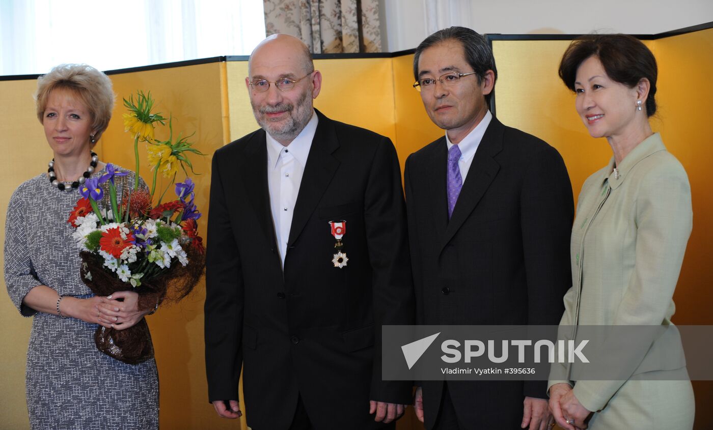 Masaharu Kono and Boris Akunin with wives